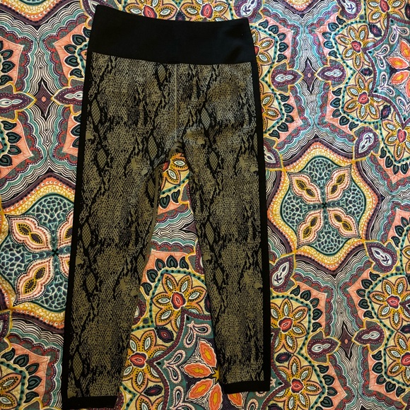 Fabletics high-waisted seamless snakeskin 7/8 legging, size large/10 - Picture 2 of 4